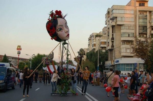 Păpușile gigant revin în Craiova