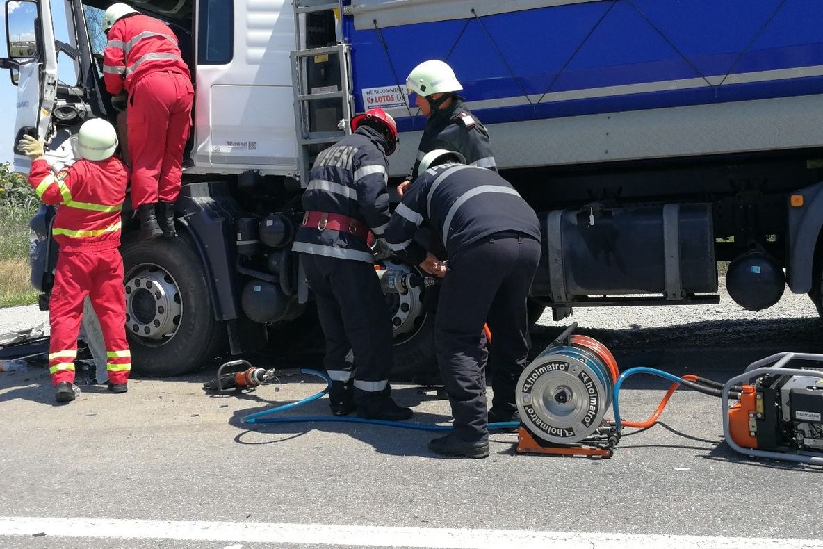 Accident între două TIR-uri, în Olt. Şoferul unuia dintre autocamioane a rămas blocat în cabină (FOTO&amp;VIDEO)