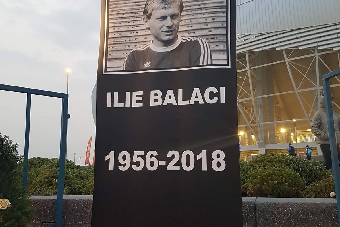 Trupul marelui fotbalist Ilie Balaci, depus la Stadionul „Ion Oblemenco”. Înmormântarea va avea loc marți la Cimitirul Sineasca