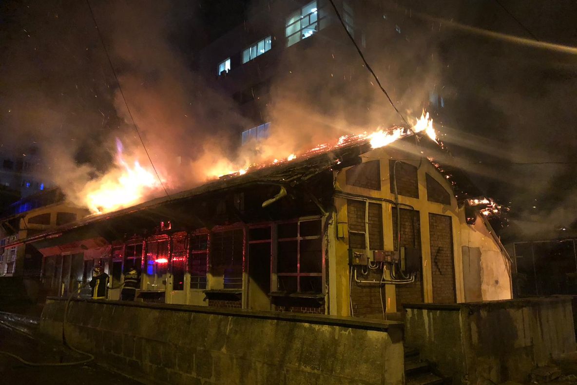 Pagube însemnate în urma incendiului din Piața Veche din Craiova. Totul a pornit de la o lumânare