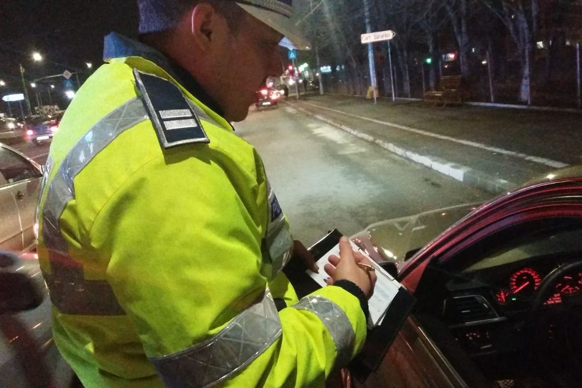 Un tânăr din Dolj s-a urcat băut la volan și a lovit patru mașini