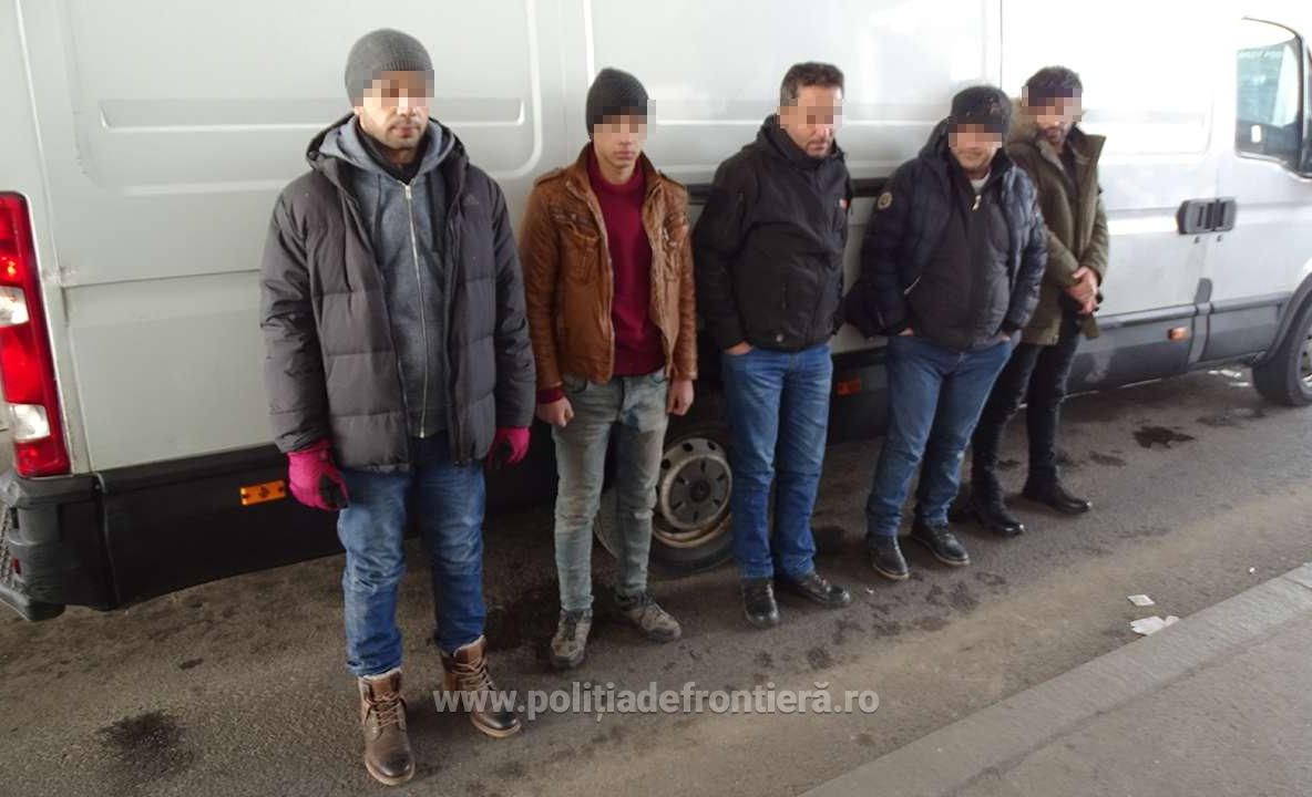VIDEO/FOTO. Trei irakieni și doi sirieni, ascunși în canapelele transportate cu un microbuz, prinși în Vama Calafat