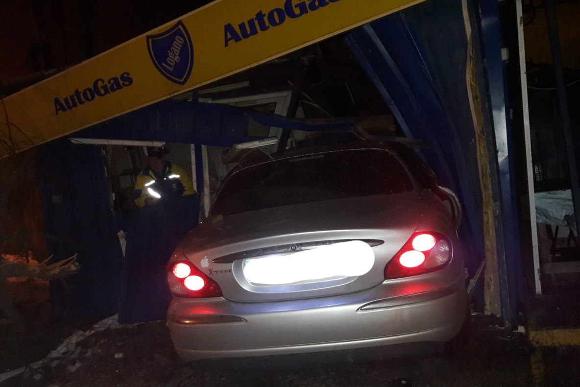 FOTO. Accident în Craiova. A scăpat teafăr, ca prin minune, după ce a intrat cu mașina într-o stație GPL