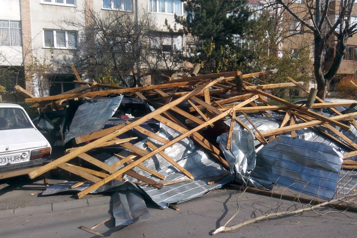 Construcțiile ilegale din Craiova, demolate în urma controalelor polițiștilor locali. Craiovenii care au continuat lucrările neautorizate au ajuns în instanță