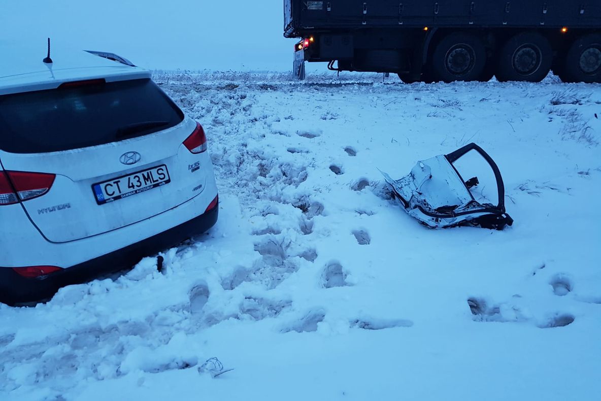 Zăpadă face „victime”, la Craiova. Au ajuns la spital după ce au lovit cu mașinile un stâlp de beton