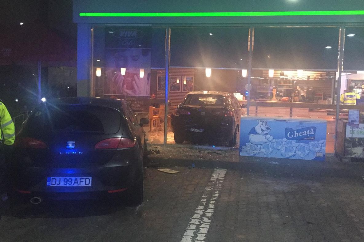 VIDEO. A vrut să alimenteze cu carburant, însă a lovit două mașini parcate, una fiind proiectată în stația PECO. O persoană rănită