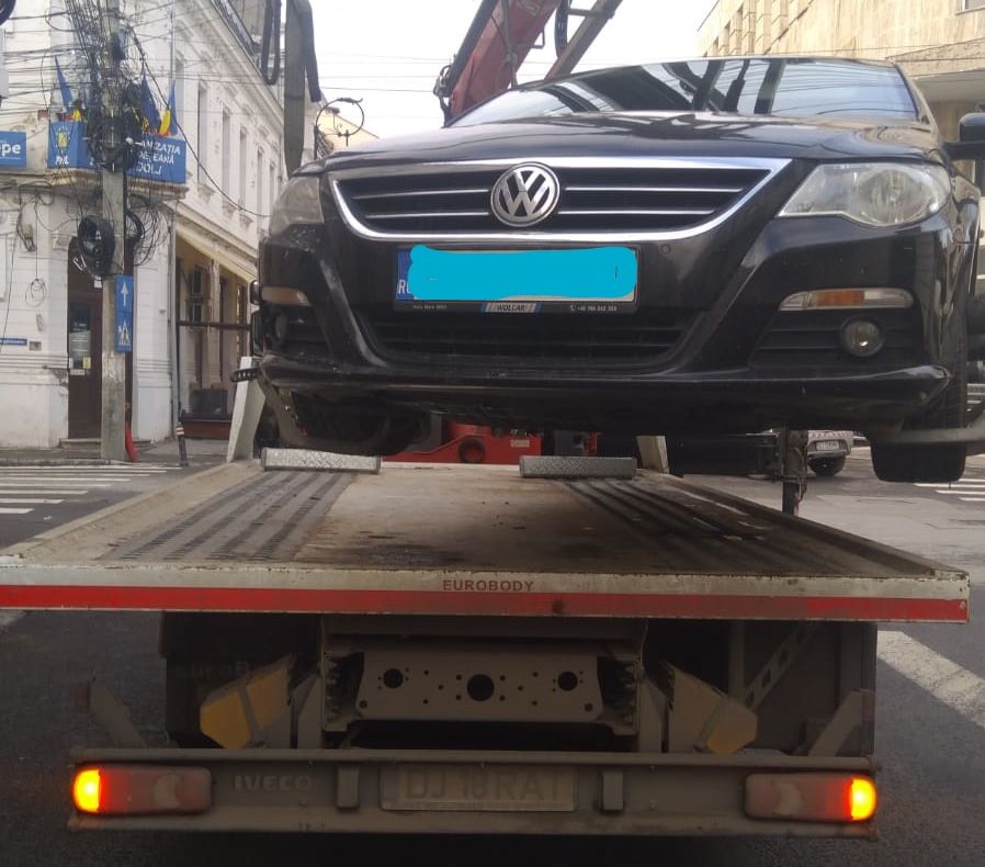 Polițiștii locali craioveni au ridicat, anul trecut, 4.000 de mașini parcate ilegal. Șoferii s-au ales și cu amenzi