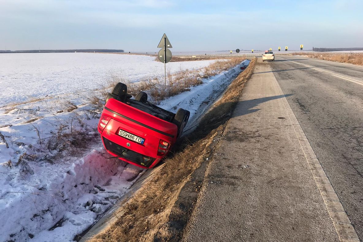 Un tânăr vitezist din Băileşti s-a răsturnat cu autoturismul într-un şanţ de pe marginea unui drum. A fost transportat la spital
