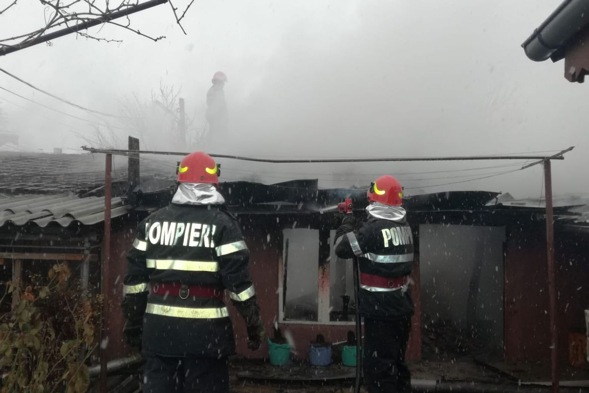 VIDEO/FOTO. Incendiu la două imobile din Craiova