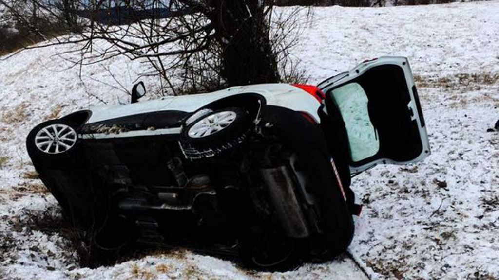 Trei tineri din Craiova, care mergeau să se înscrie la Şcoala de Poliţie Câmpina, direcţionaţi greşit de GPS, s-au răsturnat cu maşina