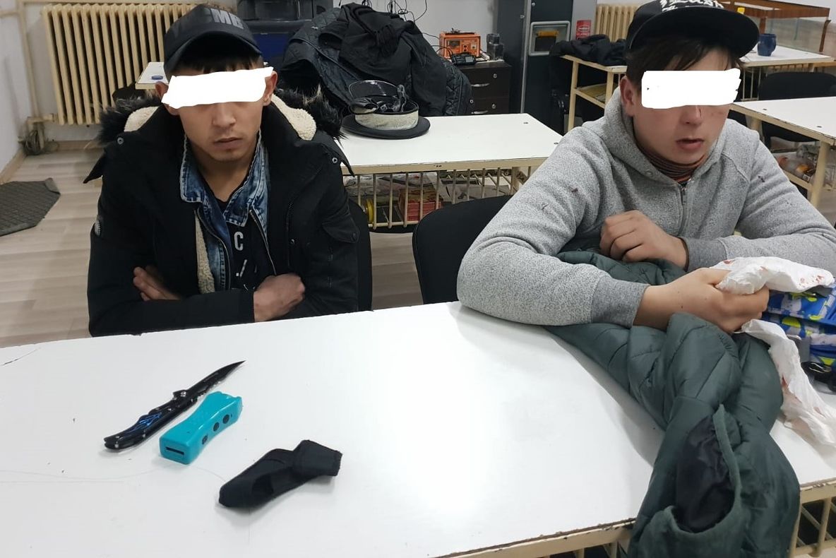 Trei tineri doljeni, cercetați penal după ce au fost prinși având asupra lor cuțite și bastoane electroșocuri. Voiau să facă scandal în zona patinoarului din Craiova