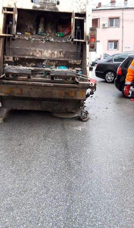 S-a rupt asfaltul, pe o stradă din Craiova, sub greutatea mașinii de gunoi