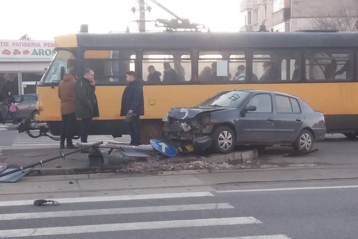 Carambol într-o intersecție din Craiova. Două mașini s-au ciocnit și au distrus un semafor