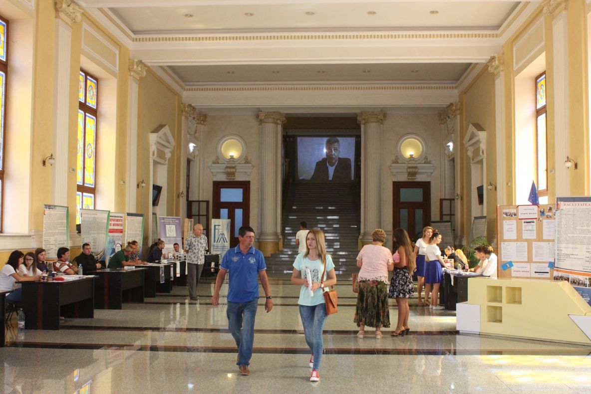 Peste 1.000 de studenți craioveni, ajutați să își termine studiile