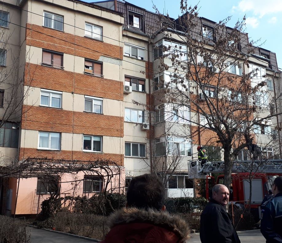 Un craiovean amenință că se aruncă de la etajul trei