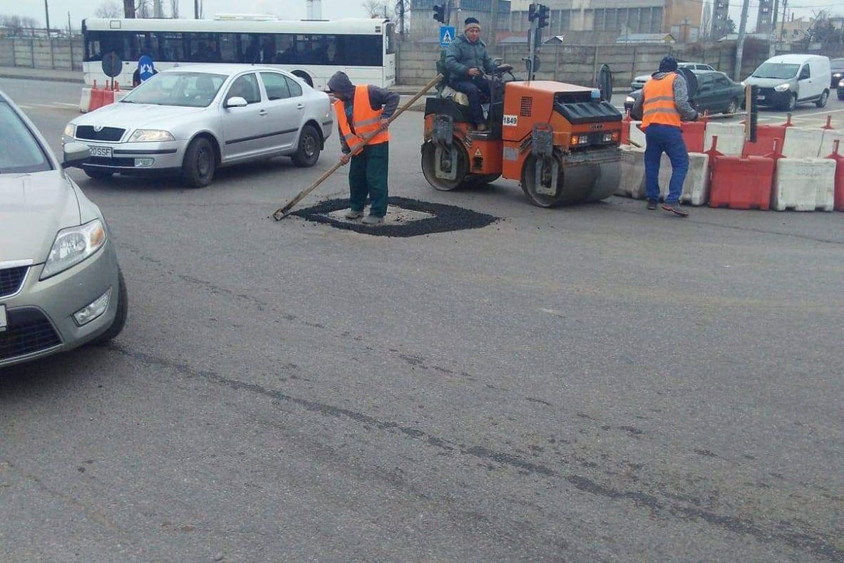 S-a trecut la plombarea gropilor apărute pe străzile din Craiova