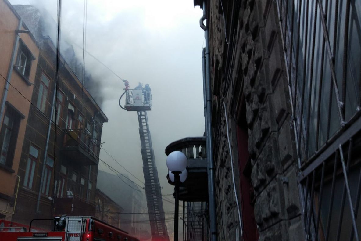 Craiovean reținut de polițiști după ce peste 10 mii de pachete de țigări de contrabandă au fost găsite în mașina sa - VIDEO