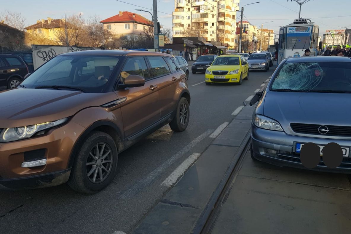 Pieton lovit de mașină, pe o stradă din Craiova. Bărbatul a ajuns la spital