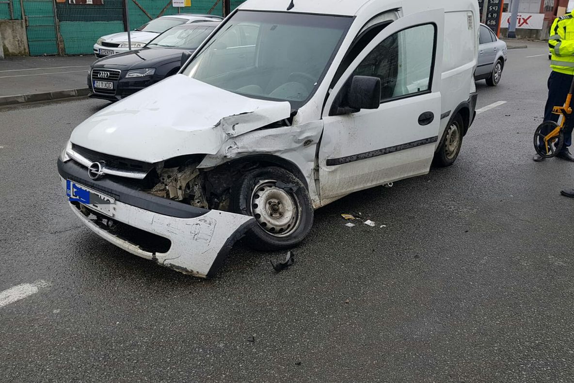 Șofer din Craiova, în stare gravă la spital. Acesta nu s-a asigurat la ieșirea dintr-un PECO provocând un accident