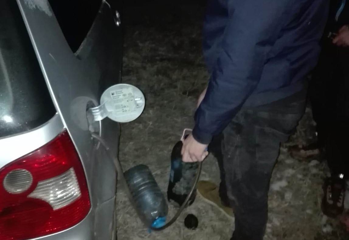 Prinși de jandarmi în timp ce furau combustibil dintr-o mașină parcată lângă Trezoreria Bechet. FOTO