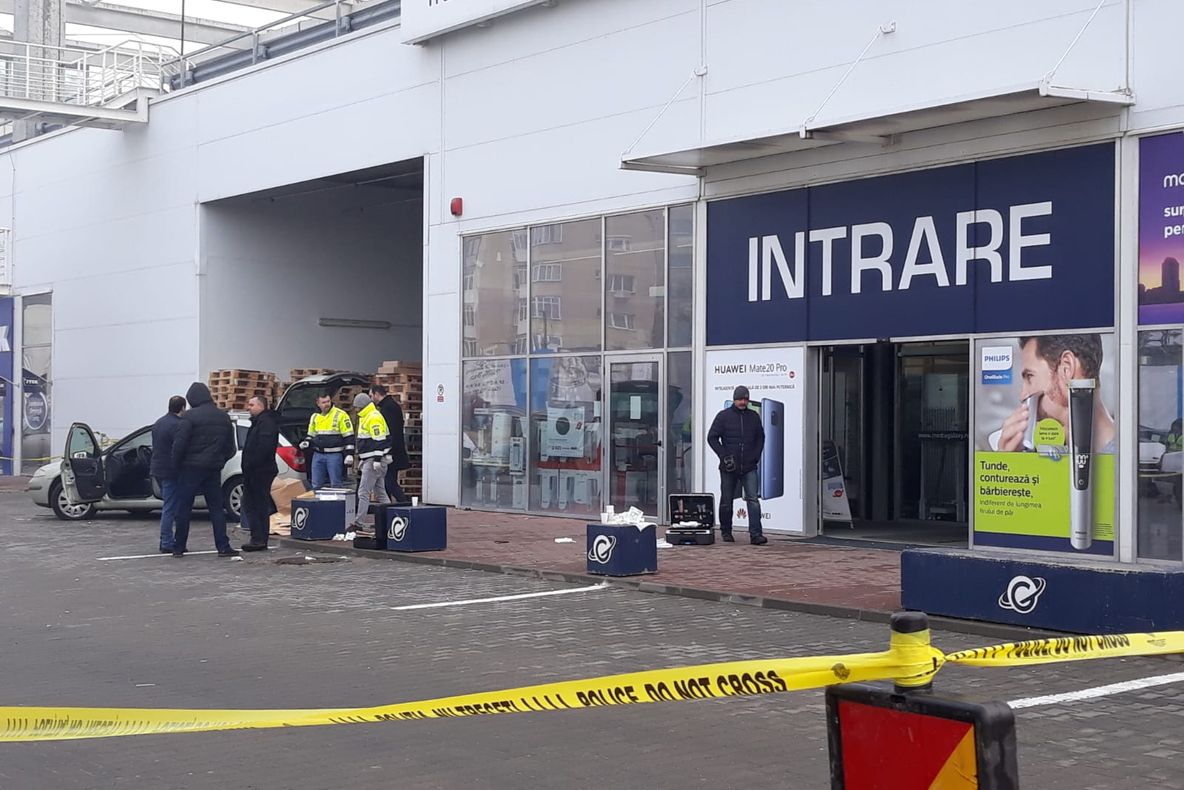 FOTO&amp;VIDEO. Spargere la un celebru magazin de electronice din mall-ul Craiova. Hoţii au fost prinşi în flagrant