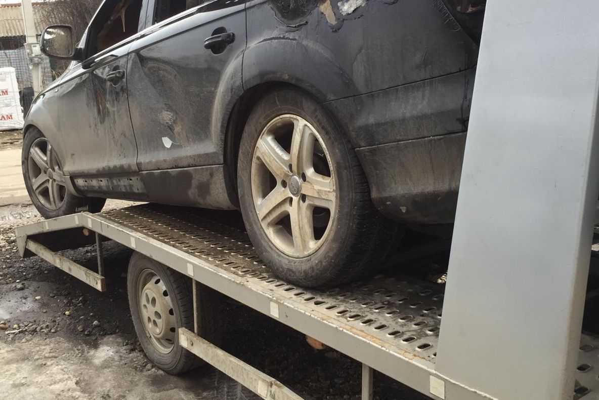 Maşina unui tânăr din Dolj, incendiată de fostul iubitei - FOTO