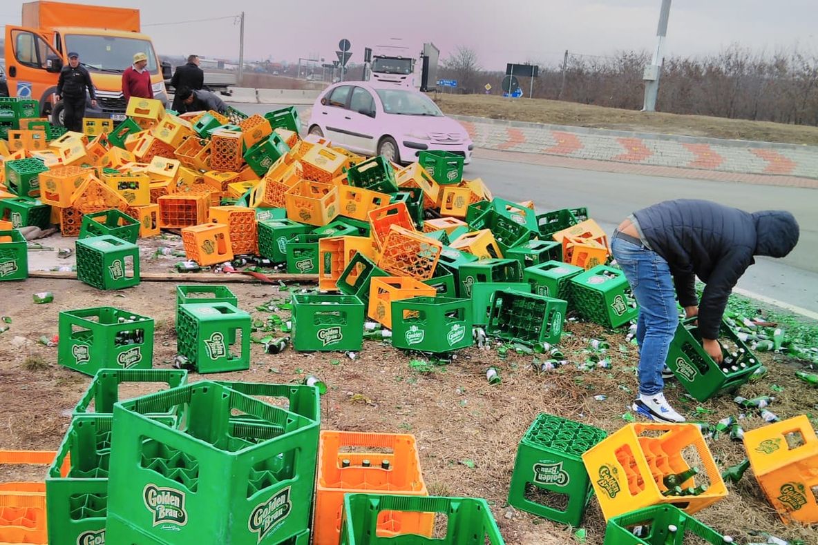 Zeci de navete de bere căzute dintr-un TIR, la intrare pe centura de nord a Craiovei - VIDEO