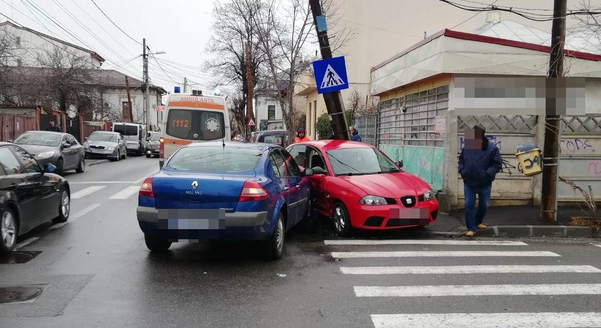 Femeie din Craiova, la spital în urma unui accident provocat chiar de ea. S-a ales şi cu un dosar penal - FOTO