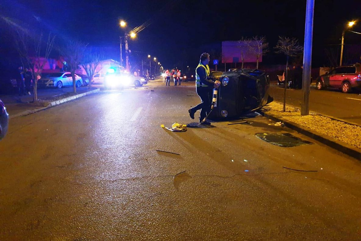 Accident spectaculos în Craiova. O maşina ajuns pe una din părţile laterale, trei persoane la spital - FOTO