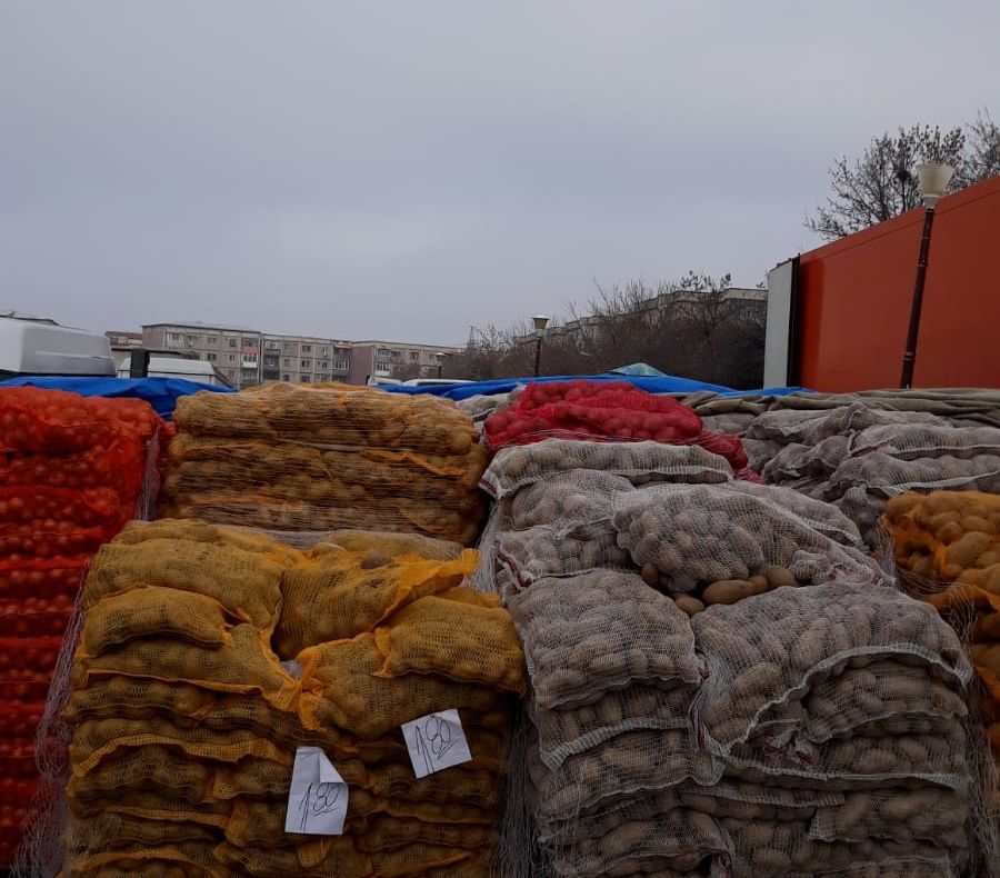 Comercianții de legume și fructe din Craiova, amendați în urma unui control derulat de polițiști. Au fost confiscate șase tone de marfă