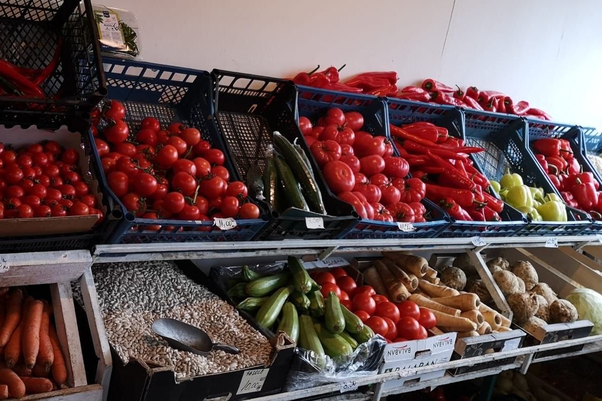 Pasiunea pentru comerț nu are limite. O tânără din Craiova a venit cu o idee inedită: fructe și legume proaspete livrate la domiciliu