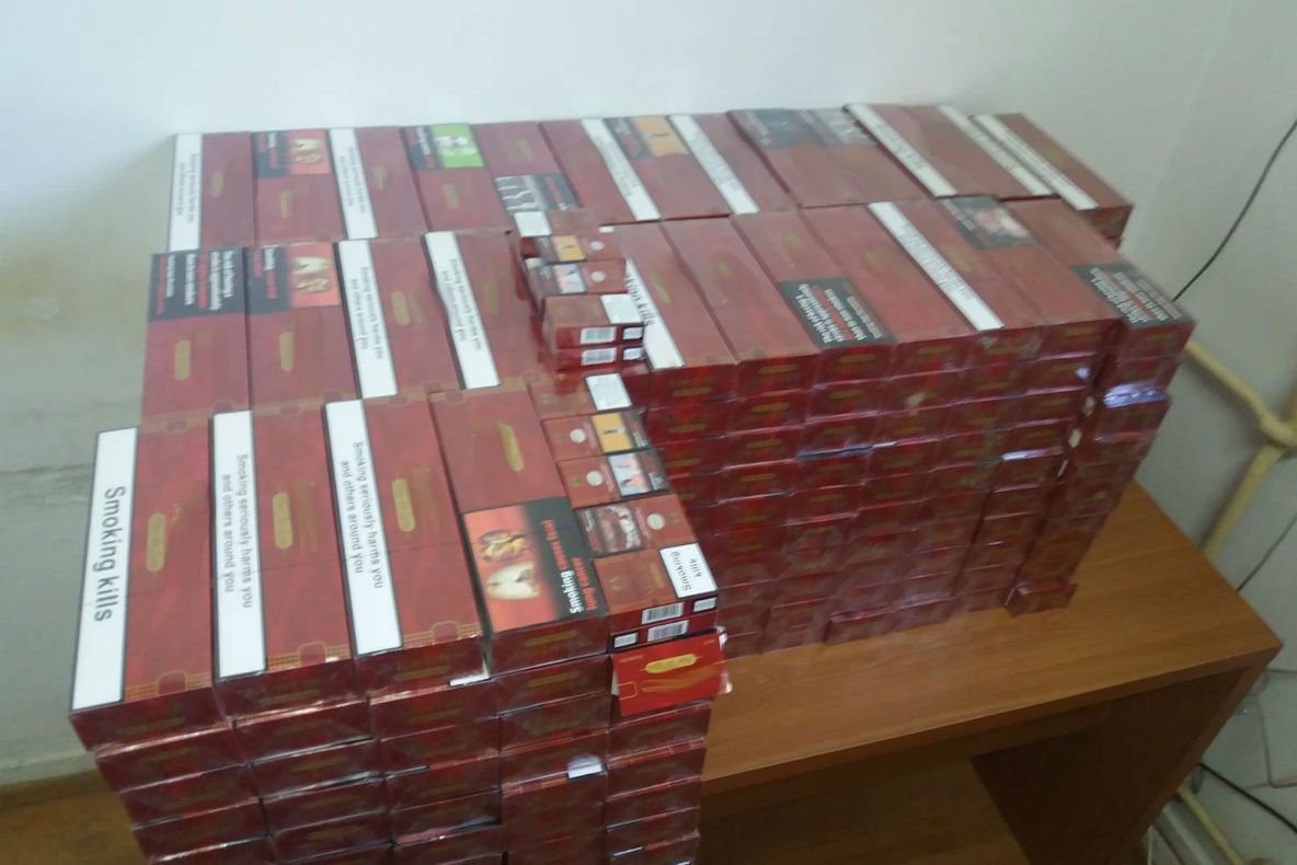 Bărbat din Craiova, reținut pentru contrabandă cu țigări. Acesta și-a abandonat mașina plină cu mii de pachete cu țigări și a fugit pe câmp