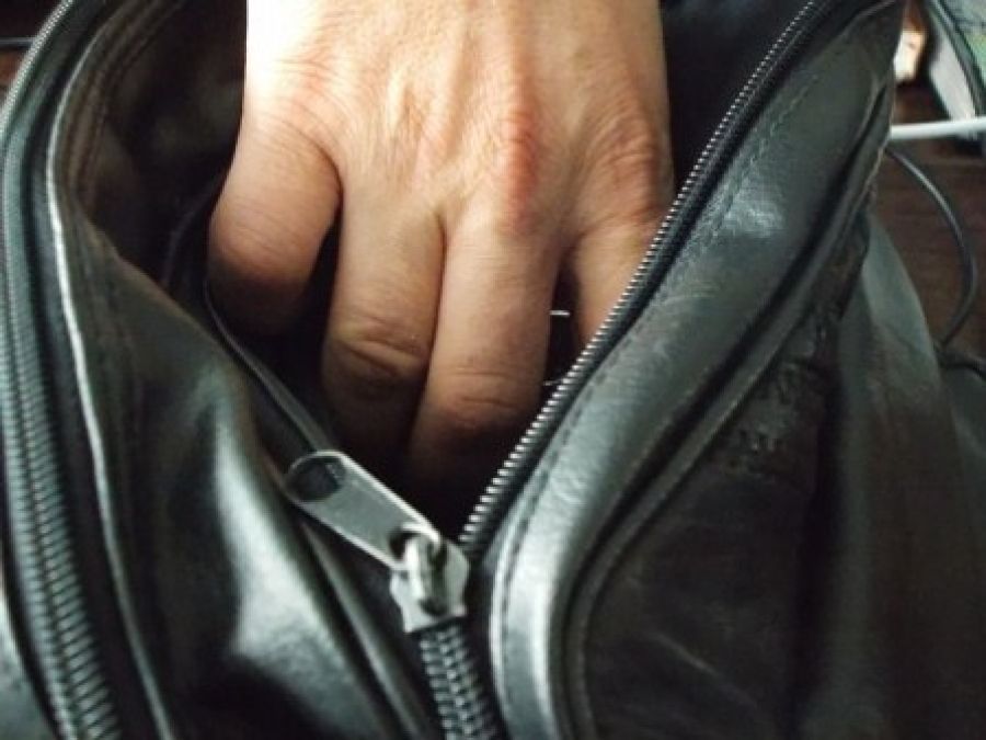 O tânără din Craiova a furat, dintr-o casă din Ghercești, o borsetă în care se afla suma de 45.000 de lei. Femeia a fost prinsă la două săptămâni de la comiterea faptei