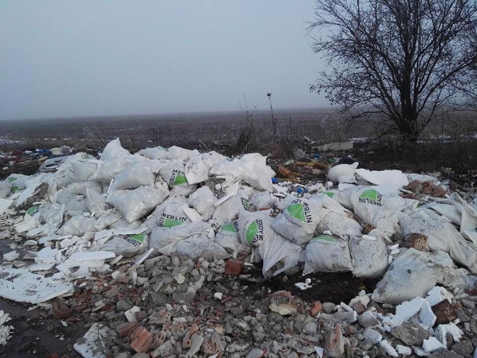 Problema gunoiului din județul Dolj, tot mai gravă. Autoritățile rămân neputincioase „în lupta” cu mormanele de moloz și resturi menajere