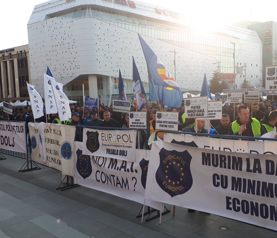VIDEO/Polițiștii și angajații din penitenciare protestează, la Craiova.  „Muncă egală, plată egală”
