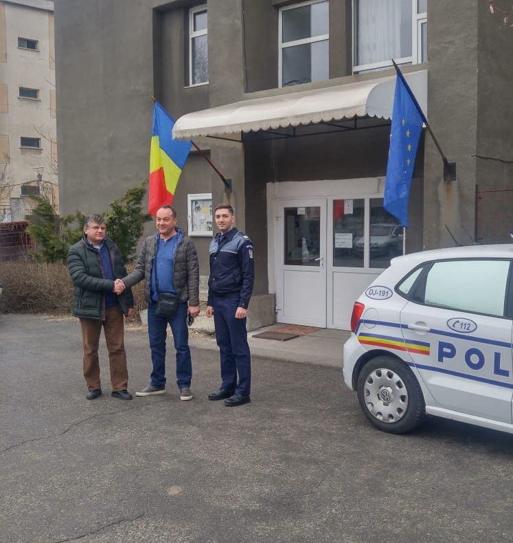 Un craiovean a restituit un portofel cu 7.500 de lei, pe care l-a găsit în parcarea unui supermarket