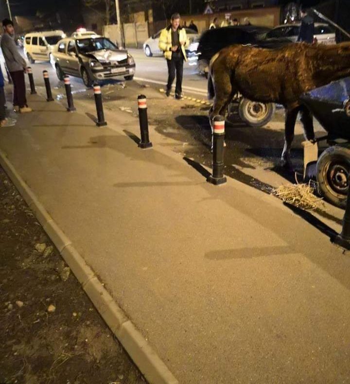 Un tânăr spitalizat după ce o căruță a fost lovită de o mașină, în Craiova. Șoferul și căruțașul, băuți