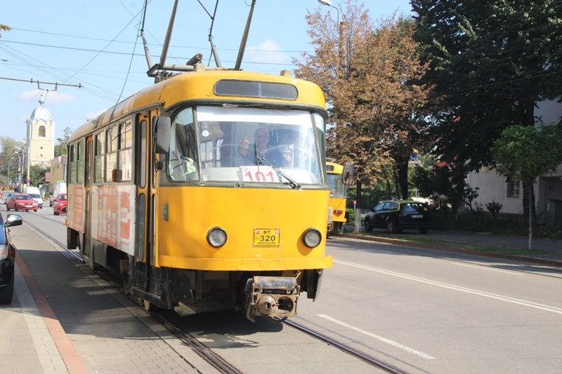 Craiova: O bucată dintr-un tramvai a căzut în mers - FOTO