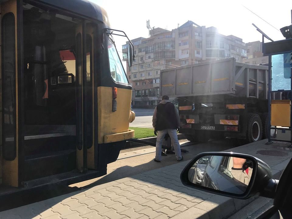 Încă un tramvai a sărit de pe șine, la Craiova.  „Știți câte bancuri există cu tramvaiele din Craiova care sar de pe șine?”