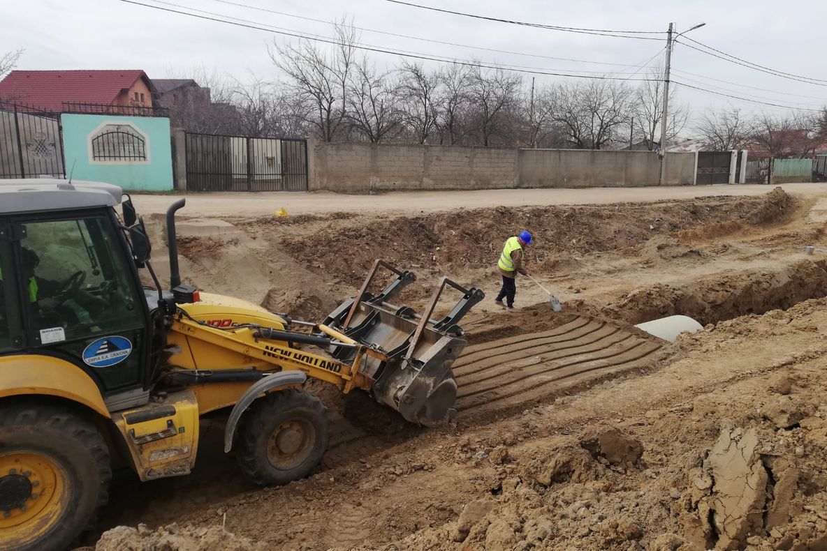 Lucrări avansate pe strada Carpenului din Craiova. „Primii metri de conductă deja au fost introduşi”