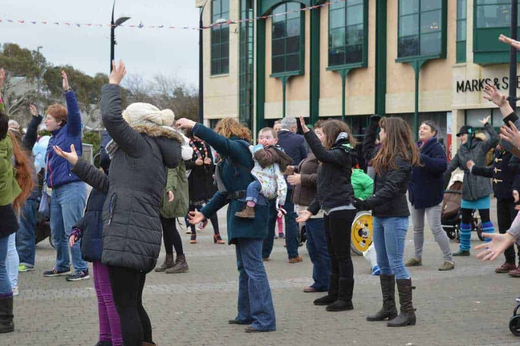 Flash mob și jocuri sportive pentru persoanele cu Sindromul Down, în fața teatrului din Craiova