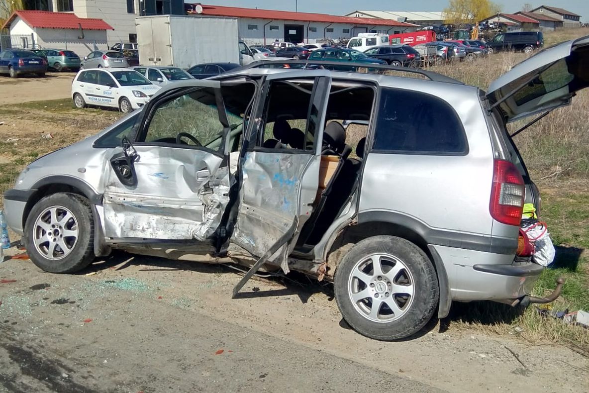 Un craiovean a scăpat cu viaţă, ca prin minune, dintr-un grav accident rutier