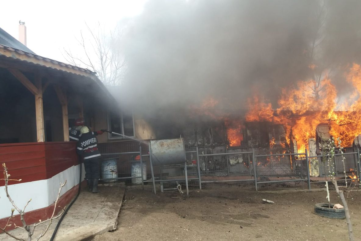 Gospodărie din comuna doljeană Calopăr, cuprinsă de flăcări. FOTO