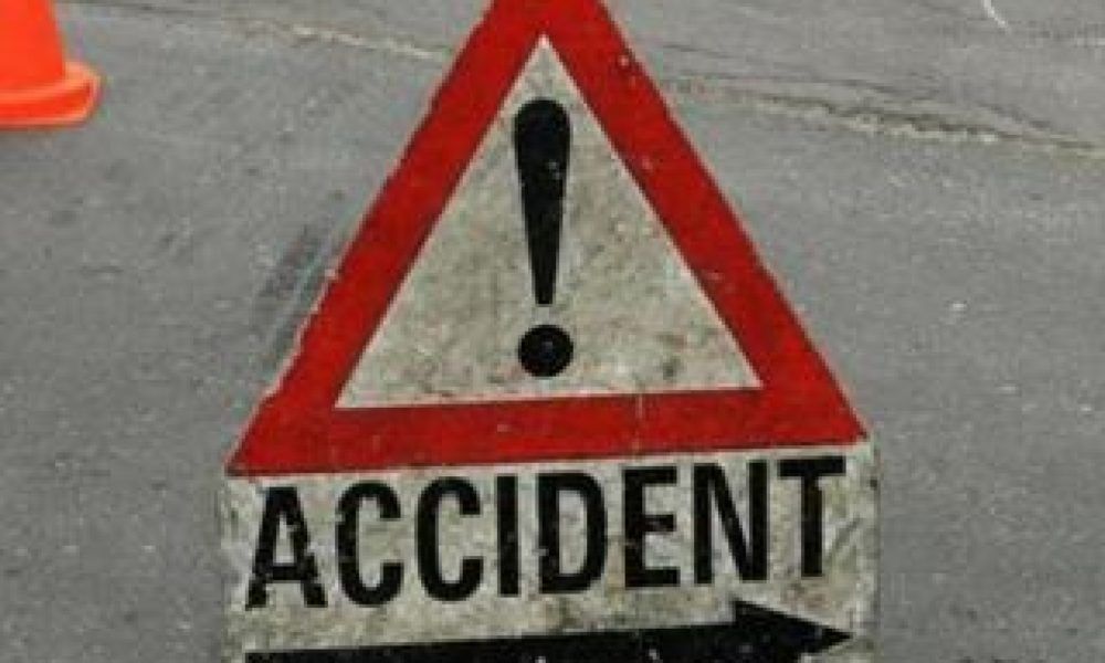 Două autoturisme şi un camion, implicate într-un carambol pe un drum naţional din Dolj. O persoană a ajuns la spital