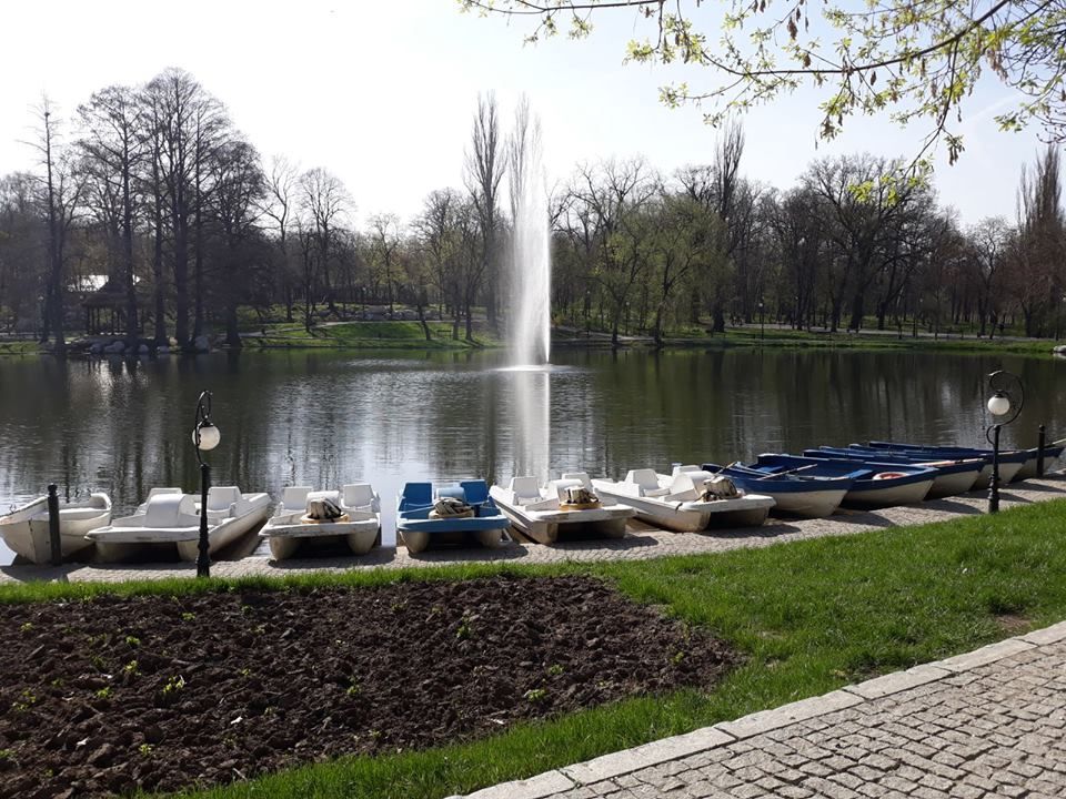 Se reia activitatea de închiriere bărci și hidrobiciclete pentru plimbări pe lac în Parcul „Romanescu” din Craiova. Tarifele au rămas la fel