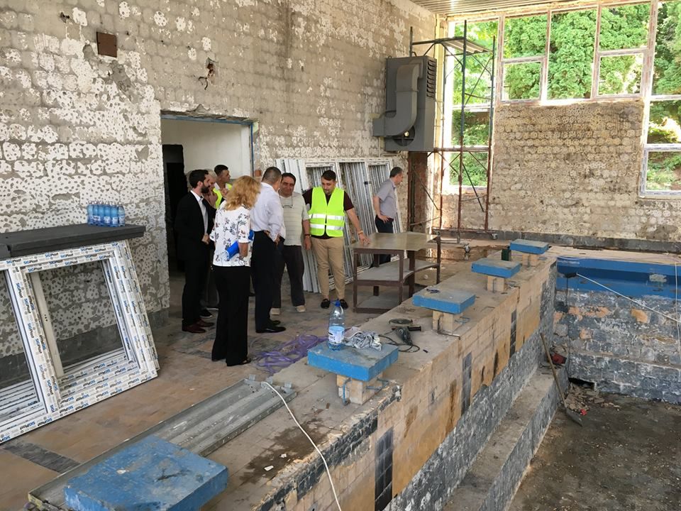 Reabilitarea bazinului de înot de la Carol I, îngreunată din cauza instalațiilor. Primarul Craiovei a semnat mai multe contracte și urmează și cel privitor la PUG-ul municipiului