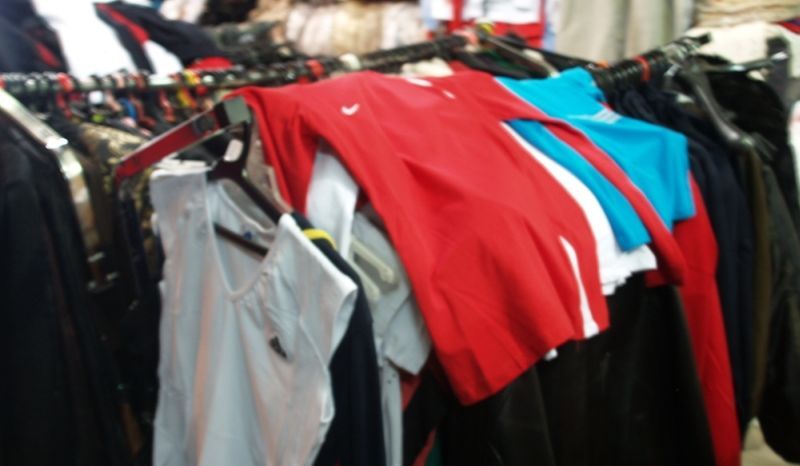 Sute de articole de îmbrăcăminte contrafăcute, retrase de la vânzare. Doljeni care s-au ales cu dosar penal