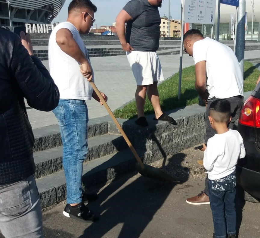 Mâncătorii de semințe au reapărut în parcurile și locurile de joacă din Craiova. Mai mulți tineri au fost puși să dea cu mătura