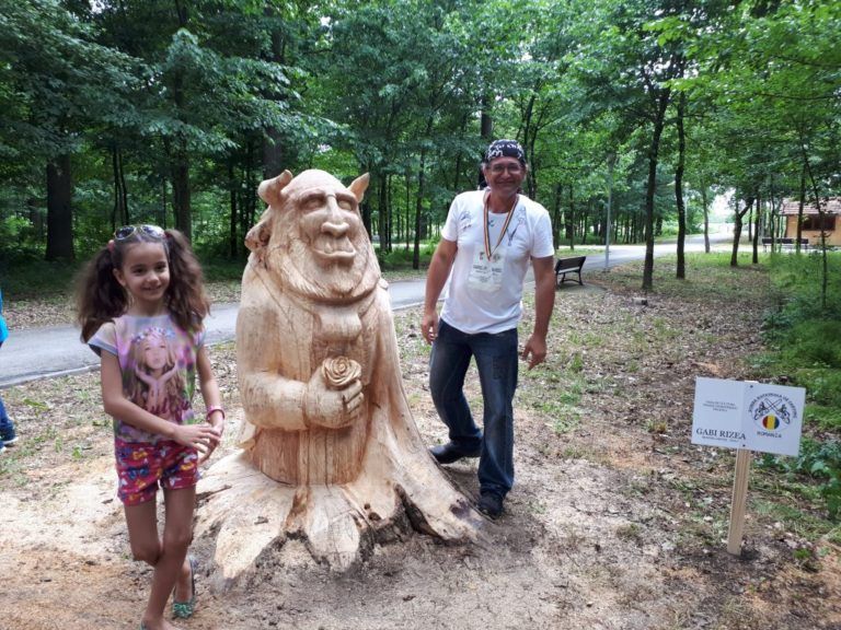 Copacii uscați din Parcul Tineretului devin, și anul acesta, personaje din povești. Șase sculptori români vor lucra cu drujba timp de cinci zile