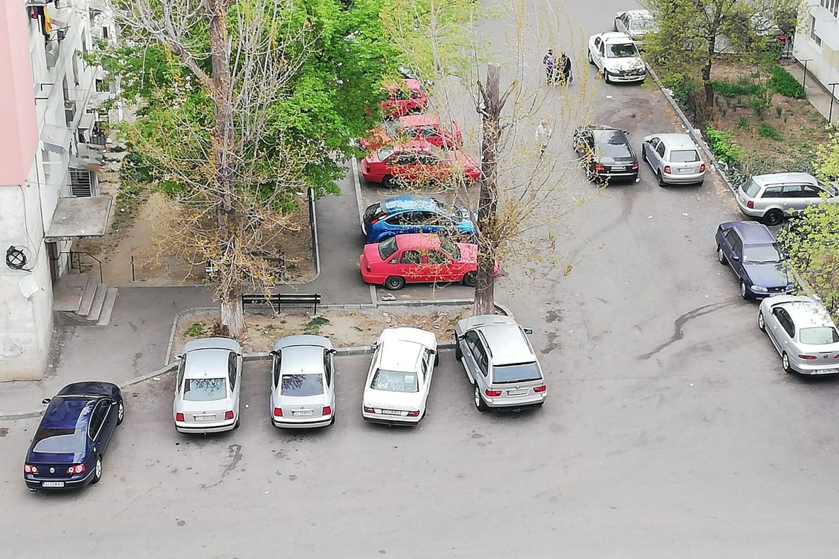 „Rezervarea” locurilor de parcare din Craiova, amendată de polițiștii locali